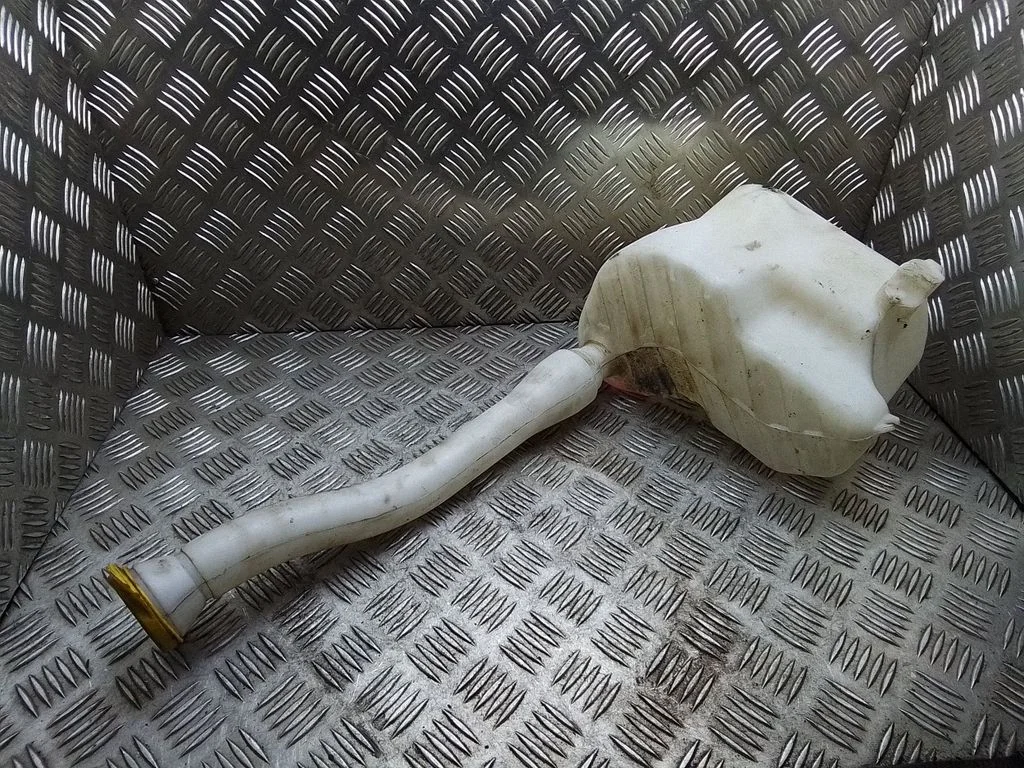 Windshield washer fluid reservoir/tank