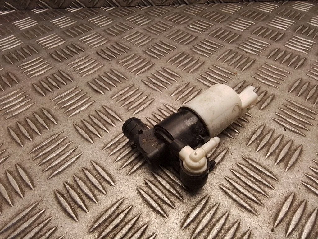 Windscreen/windshield washer pump – Citroen C3 (2016-2024)