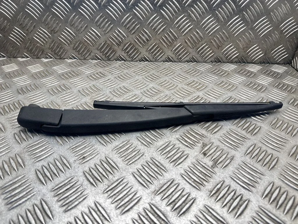 Ramię wycieraczki tylnej – Nissan Qashqai (2014-2016)