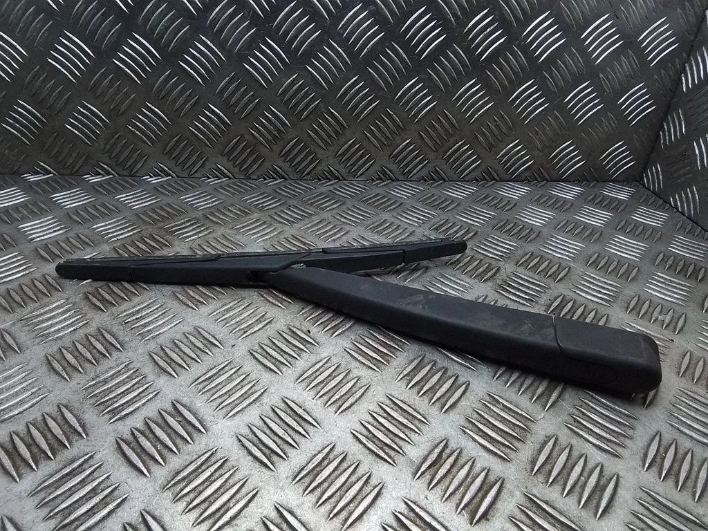 Ramię wycieraczki tylnej – Nissan Qashqai+2 (2008-2010)