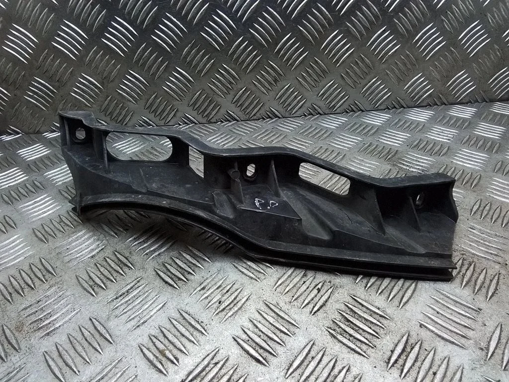 Esitule kinnitusklamber – Volkswagen Passat B6 (2005-2010)
