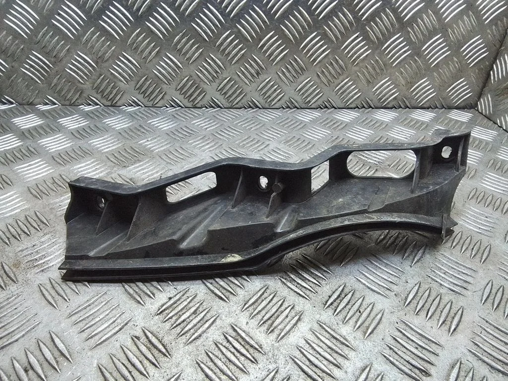 Esitule kinnitusklamber – Volkswagen Passat B6 (2005-2010)
