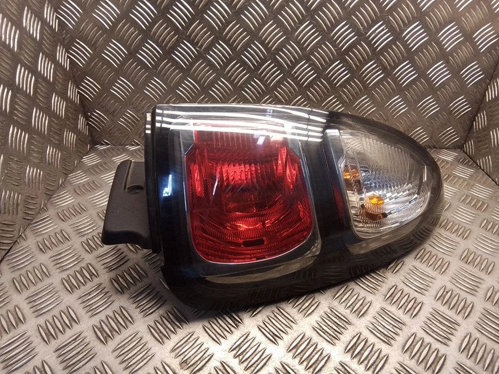 Aizmugurējais lukturis virsbūvē – Citroen C3 (2016-2024)