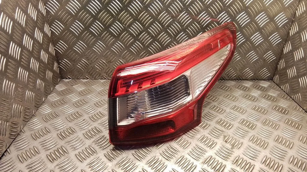 Aizmugurējais lukturis virsbūvē – Nissan Qashqai (2014-2016)