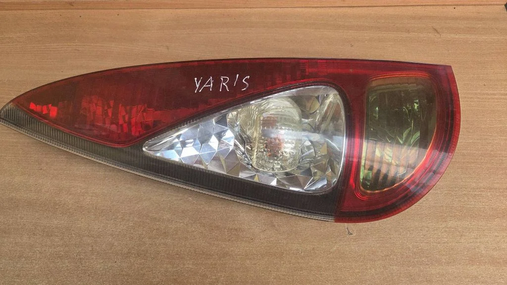 Lampa tylna w błotniku – Toyota Yaris Verso (1999-2005)