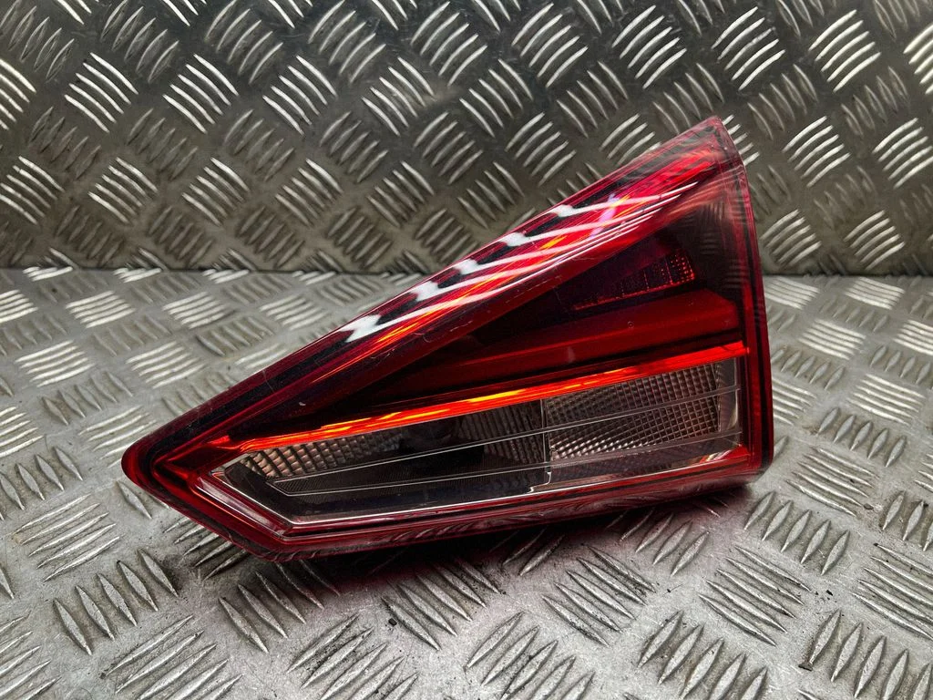 Lampa tylna w klapie 6F9945308D
