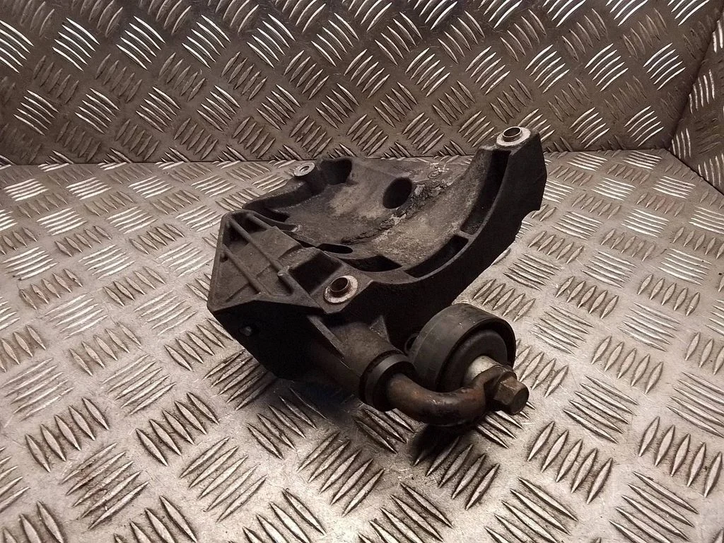 Wspornik sprężarki klimatyzacji – BMW Seria 7 E65 E66 (2001-2008)