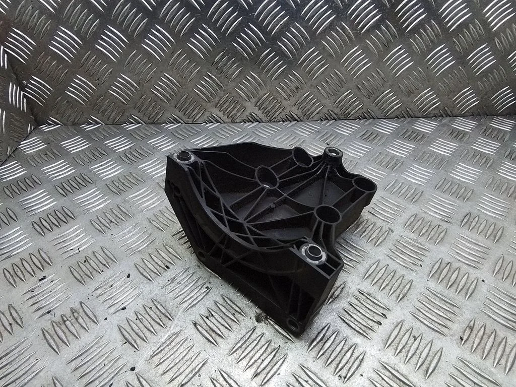 Wspornik sprężarki klimatyzacji – BMW Seria 7 E65 E66 (2001-2008)