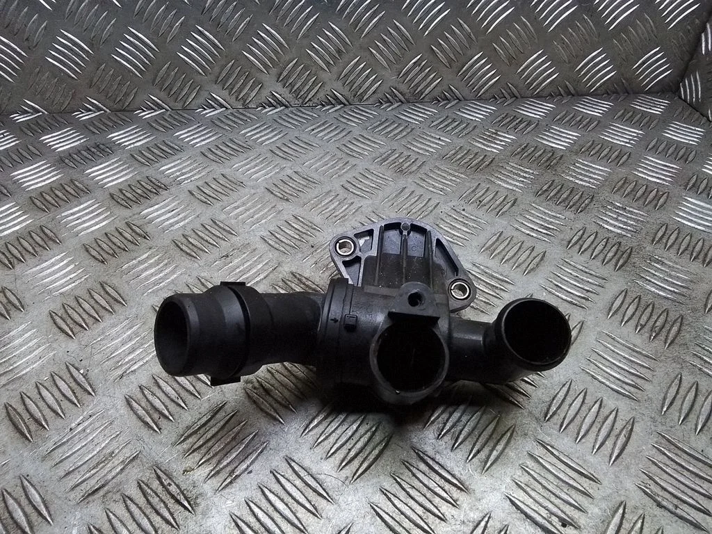 Termostaat / termostaadi korpus – Audi A4 S4 B7 8E 8H (2005-2008)