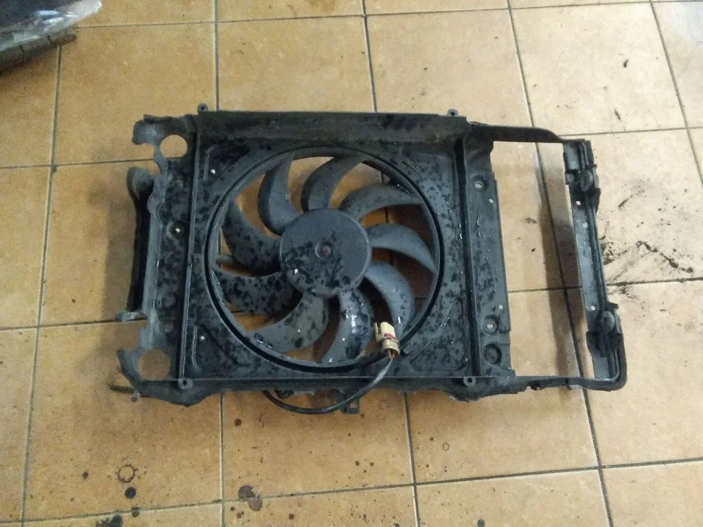 Radiator cooling fan shroud 8Z0121207B