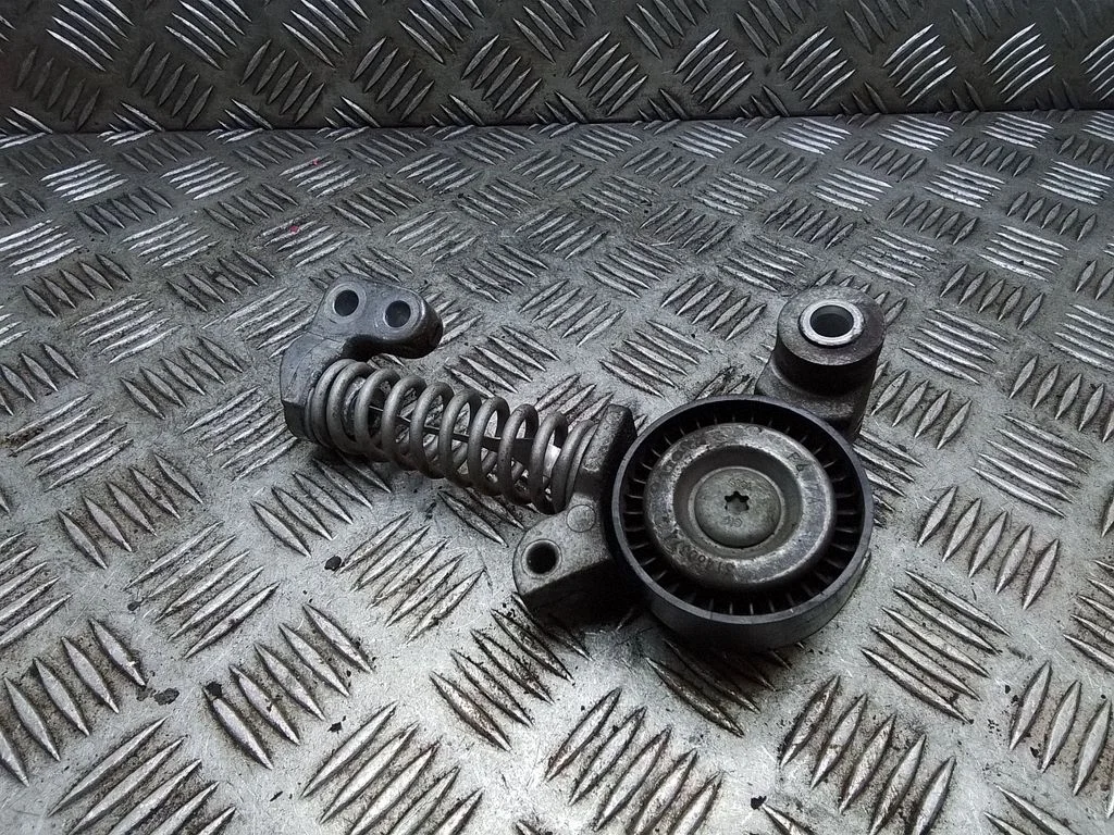 Generator/alternator belt tensioner 31460374