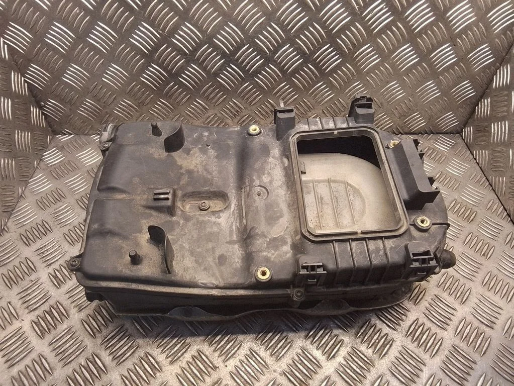 Air filter box – Mercedes-Benz E-Class W212 (2009-2016)