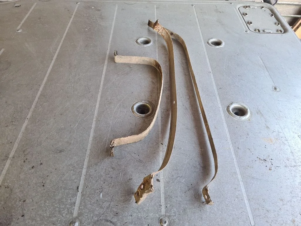 Fuel tank mounting bracket – Volkswagen Transporter - Caravelle T4 (1991-2003)