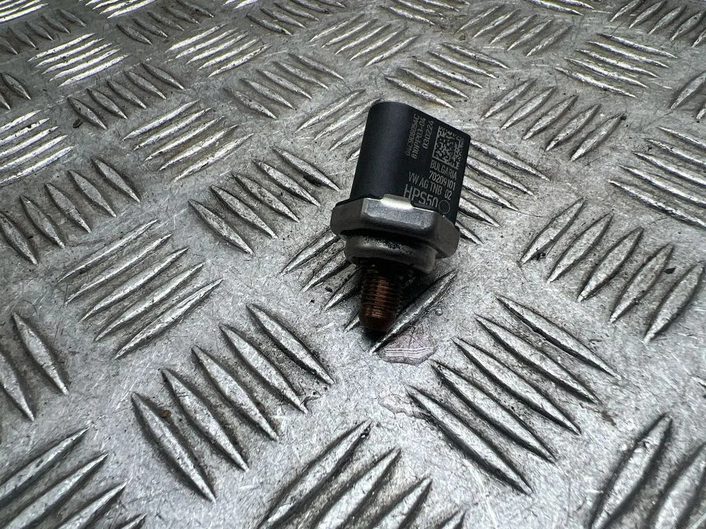Czujnik ciśnienia paliwa 04C906054C