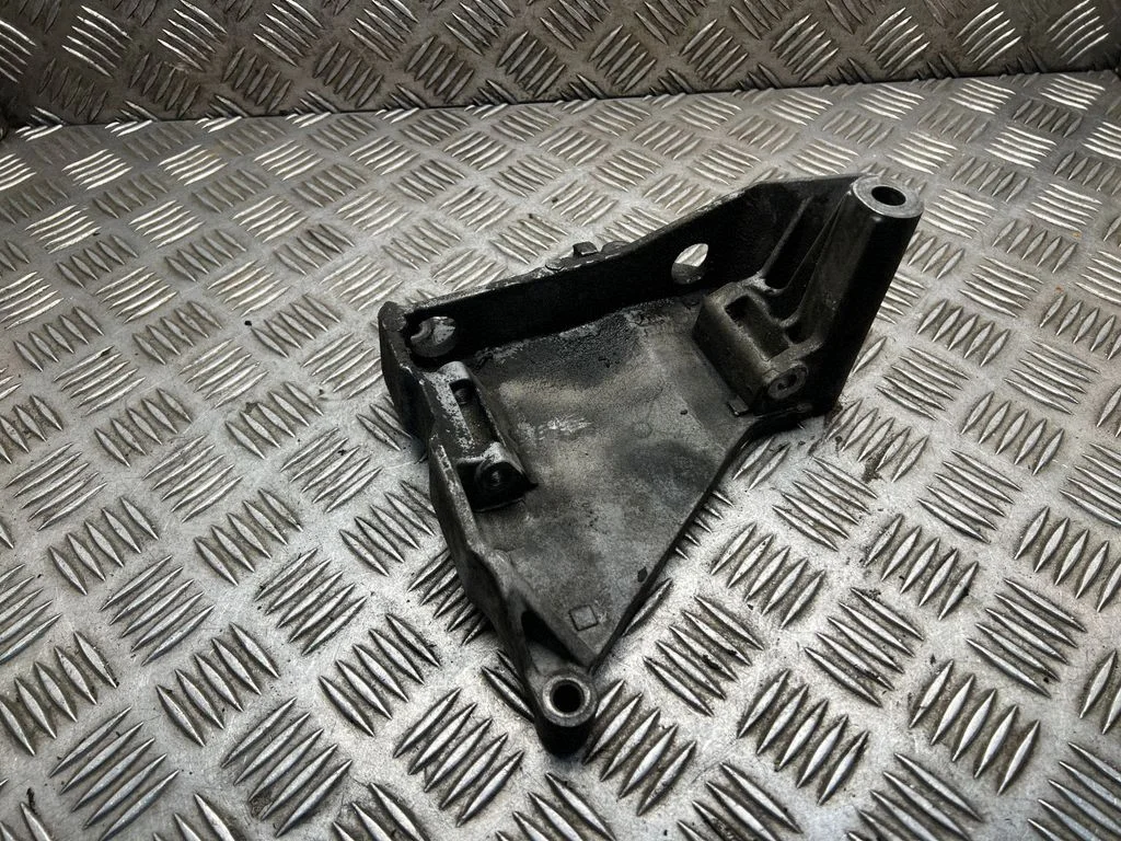 Wspornik alternatora – Volkswagen Transporter - Caravelle T5 (2003-2015)
