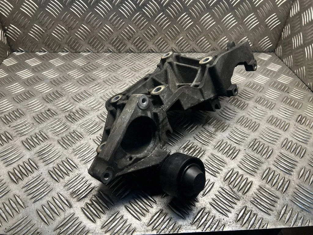 Wspornik alternatora – Opel Vivaro (2001-2014)