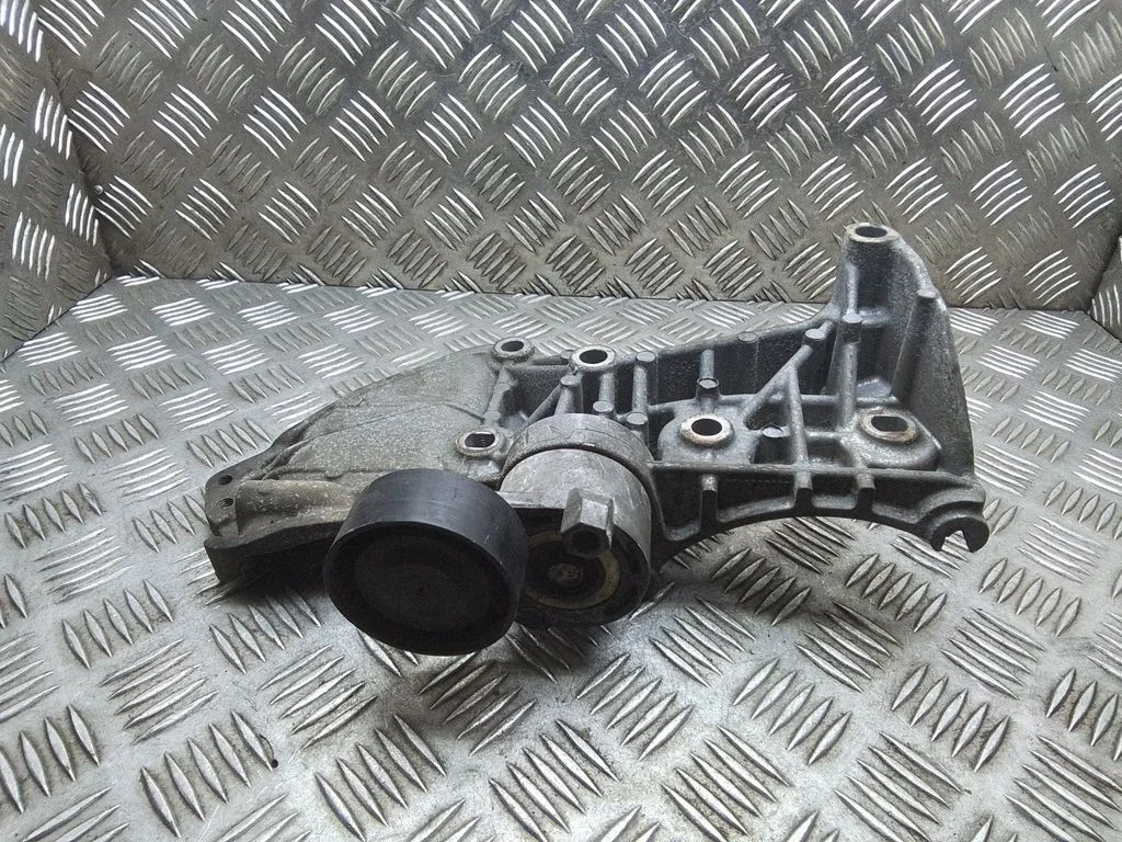 Generator/alternator bracket – Nissan Qashqai+2 (2010-2014)