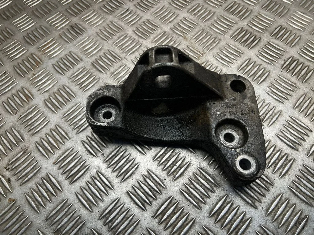 Dzinēja stiprinājuma kronšteins 7M0199207B