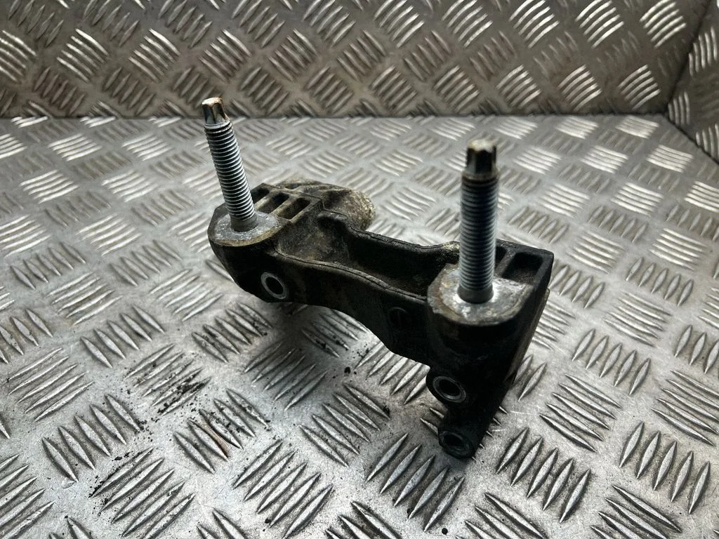 Dzinēja stiprinājuma kronšteins – Ford Transit - Tourneo Connect (2009-2013)