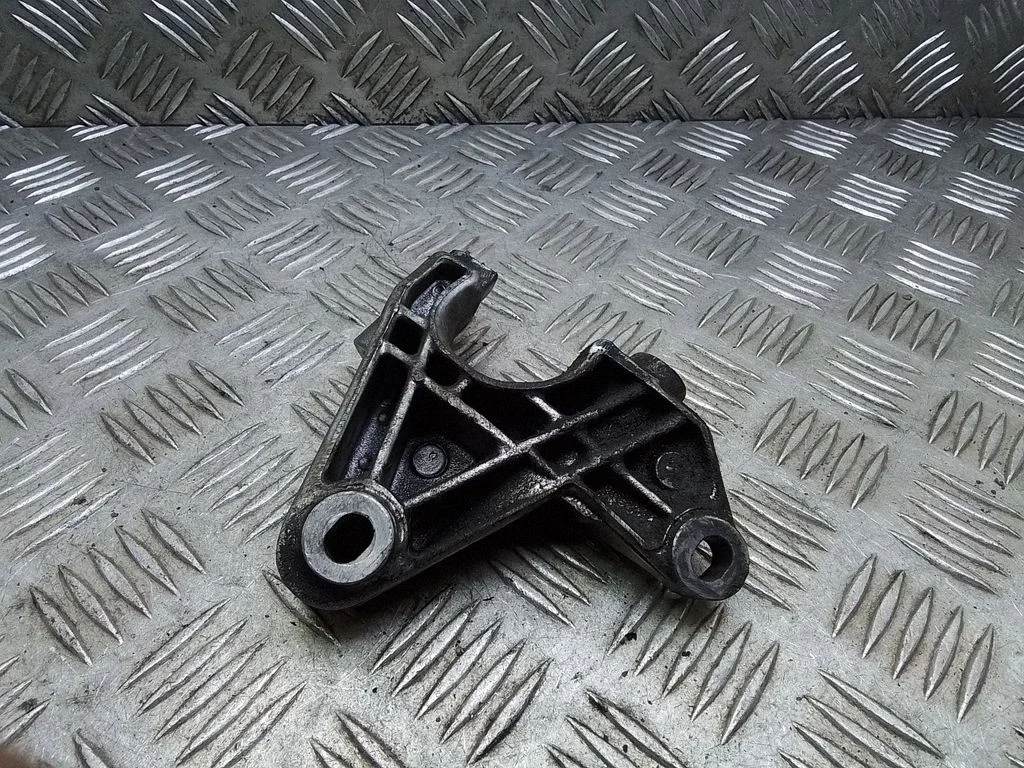 Roolivõimendi pumba kinnitusklamber – BMW 7-seeria E65 E66 (2001-2008)