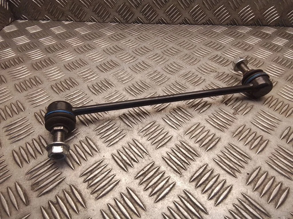 Priekšējā stabilizatora atsaite – Nissan Qashqai (2014-2016)