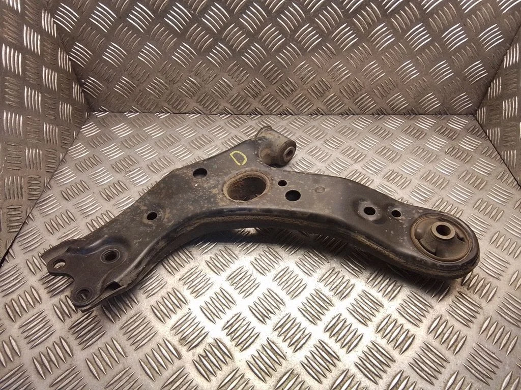 Wahacz przedni dolny – Toyota Auris E180 (2012-2018)