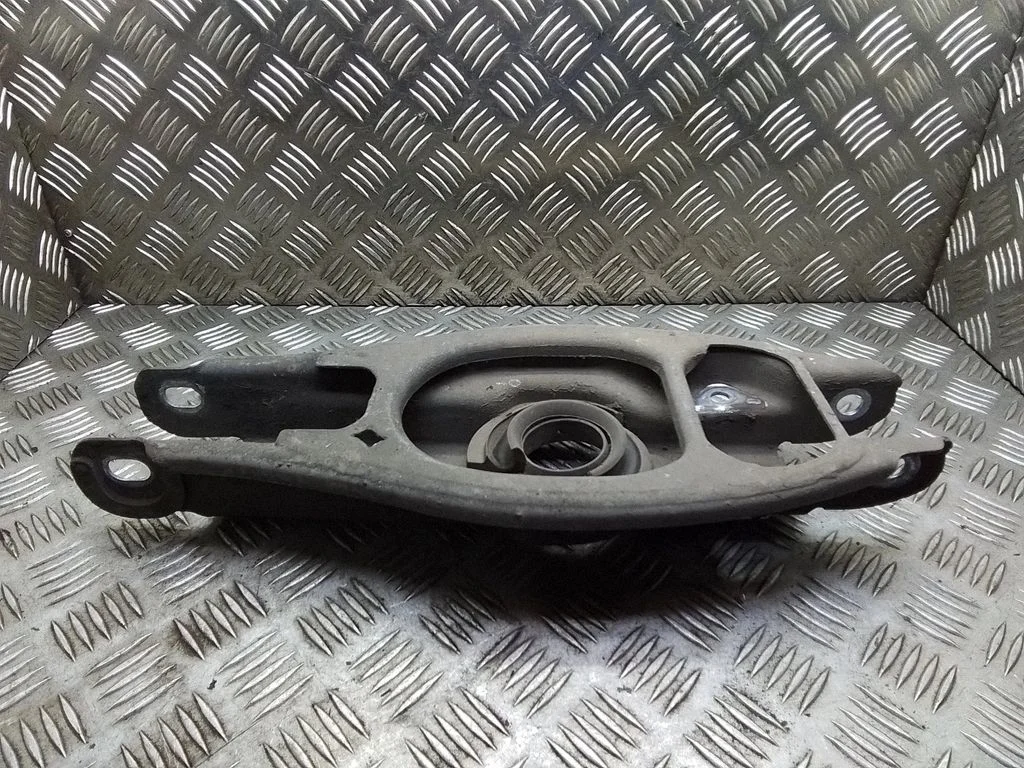 Tagumine ülemine õõtshoob – BMW 1-seeria E81 E87 (2004-2011)