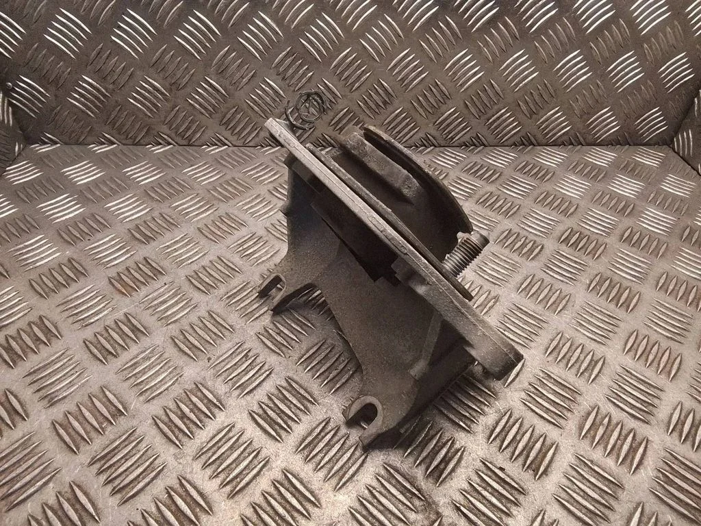Gearbox mounting bracket – Opel Vivaro (2014-2018)