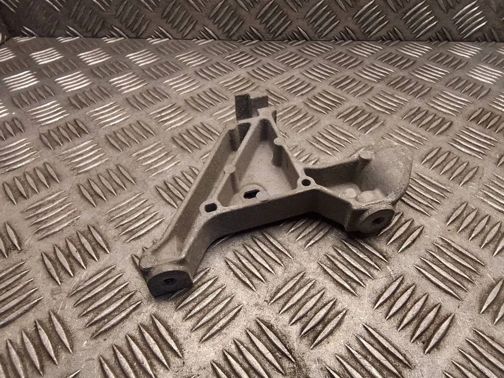Gearbox mounting bracket – Opel Vivaro (2014-2018)