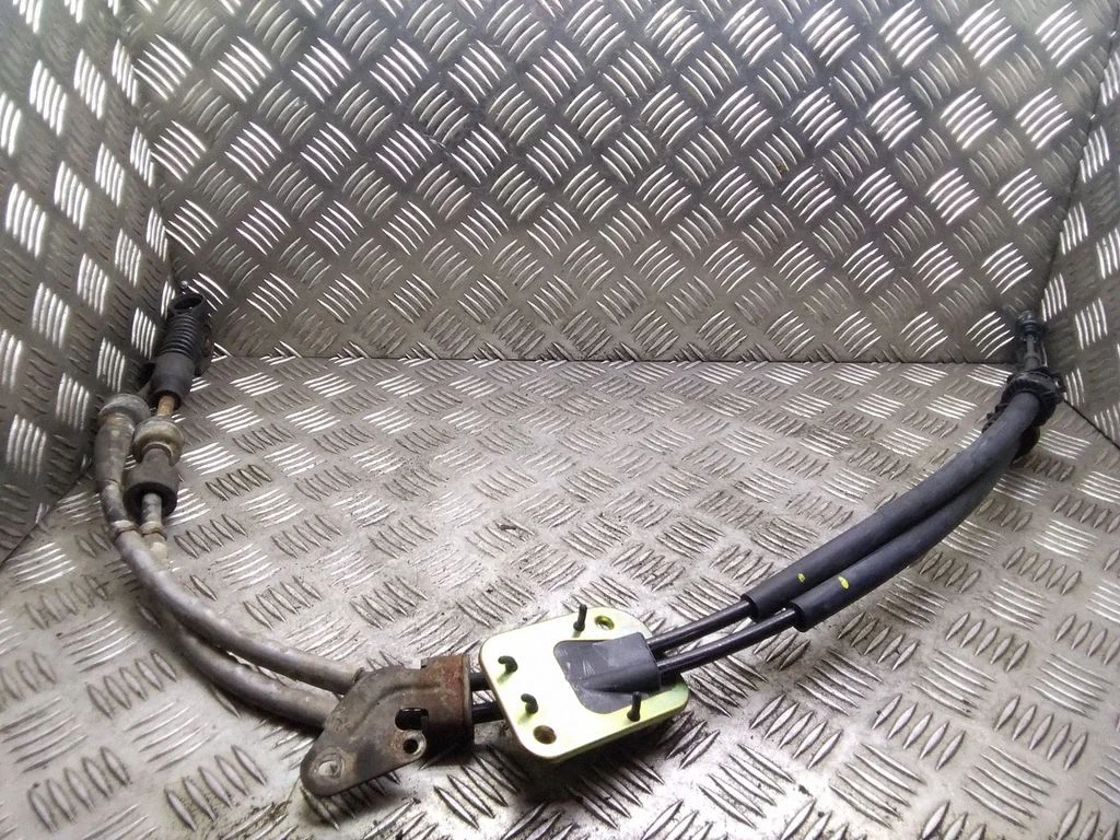 Gear shift cable linkage – Toyota Avensis T250 (2003-2006)