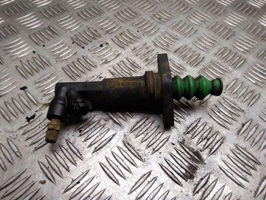 Clutch slave cylinder – Volkswagen Golf IV (1998-2005)
