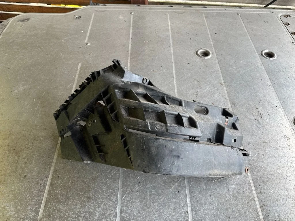 Priekšējā bampera turētājs 620340101R