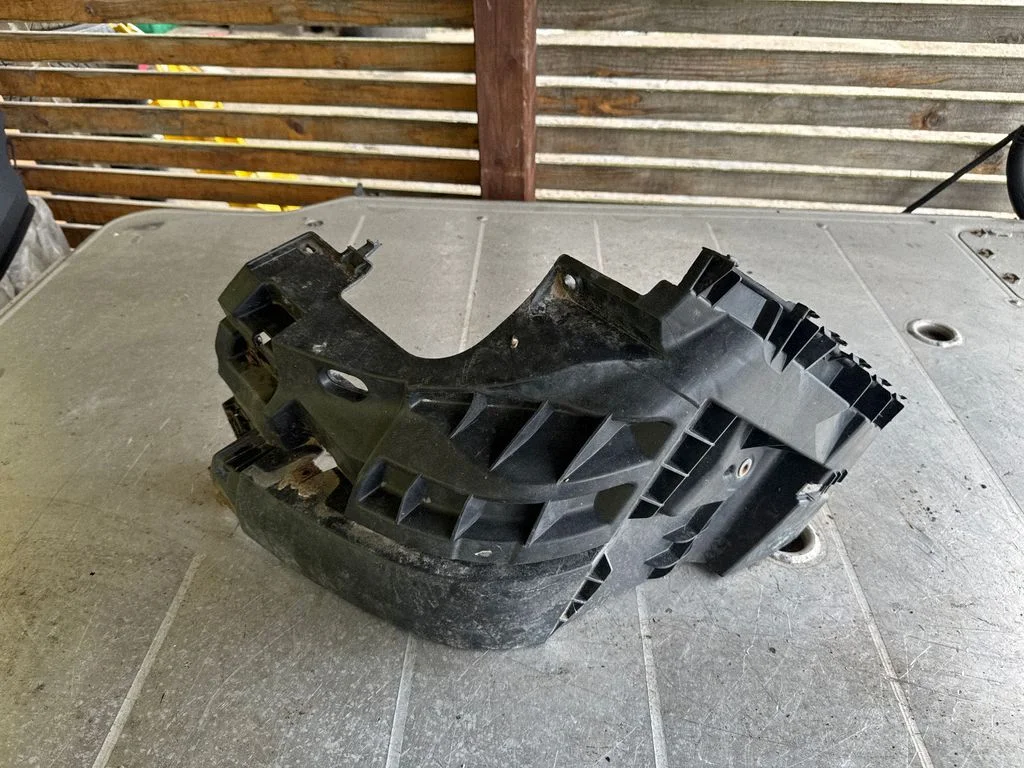 Priekšējā bampera turētājs 620350101R