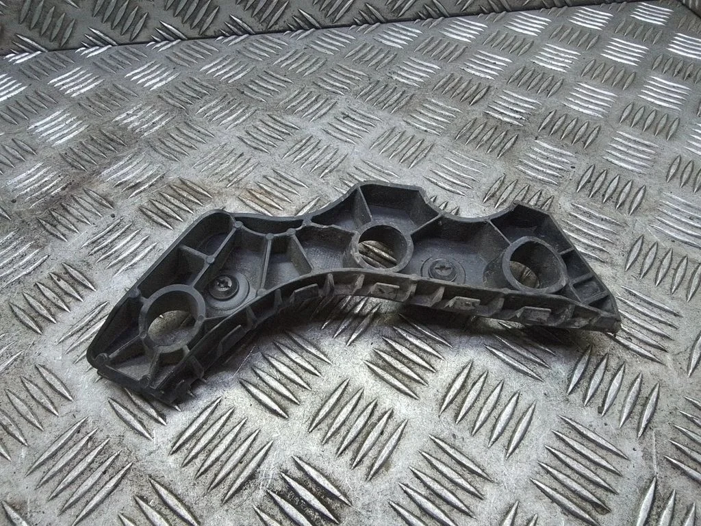 Esistange kinnitusklamber – Volkswagen Passat CC (2008-2016)
