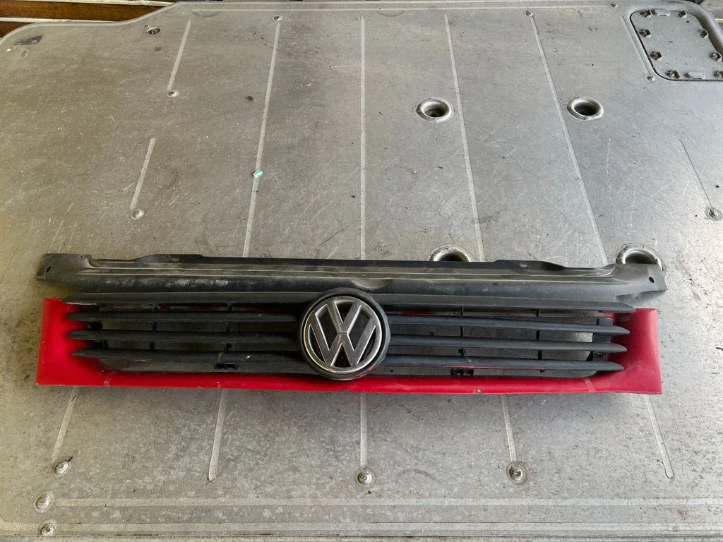 Front bumper upper radiator grill – Volkswagen Transporter - Caravelle T4 (1991-2003)