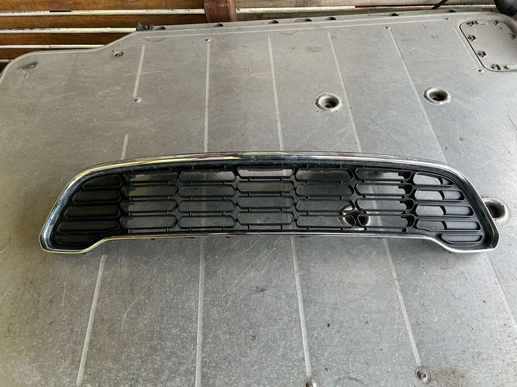 Esistange ülemine radiaatorivõre – Mini Cooper Countryman R60 (2011-2016)