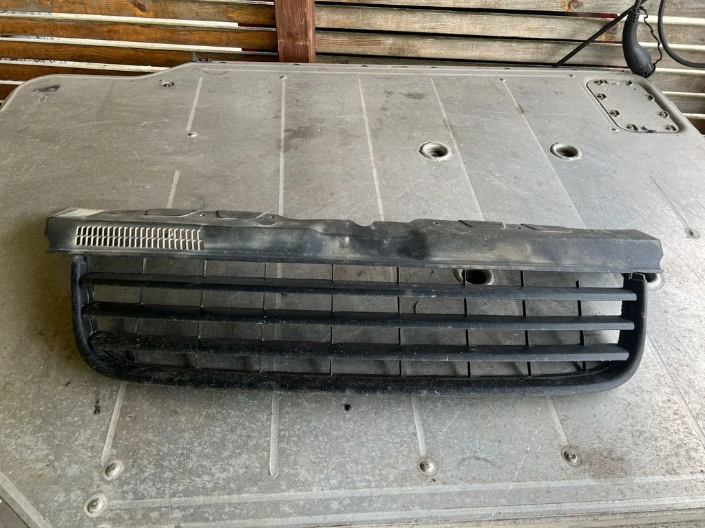 Front bumper upper radiator grill – Volkswagen Transporter - Caravelle T5 (2003-2015)