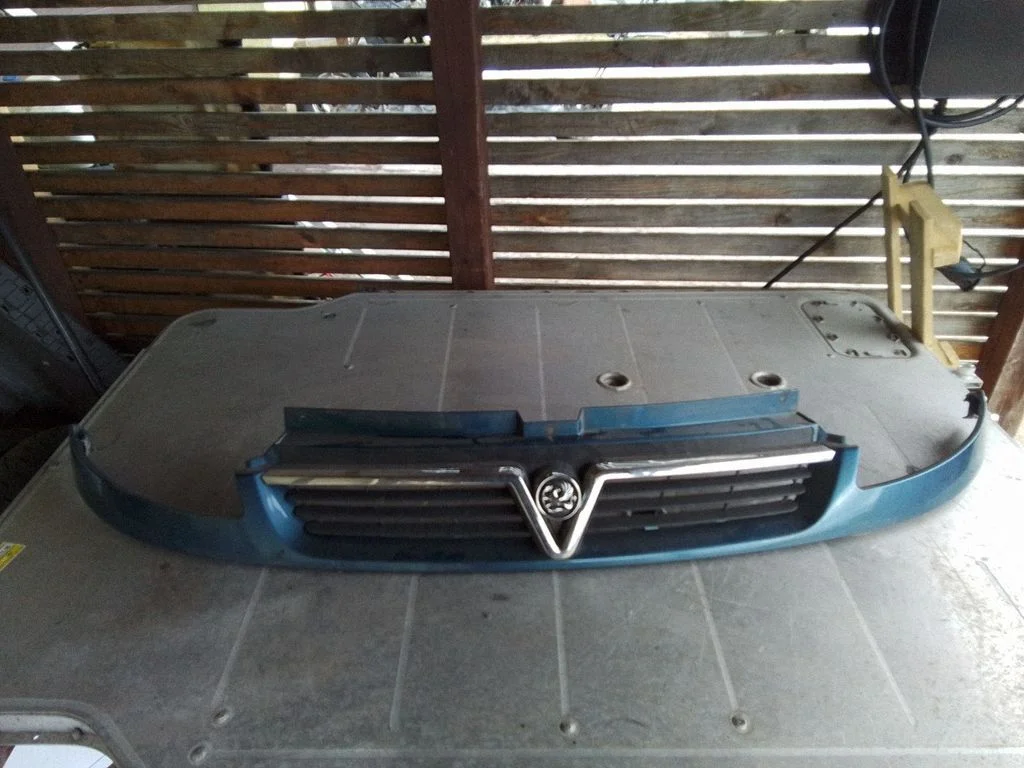 Augšējās restes – Opel Vivaro (2001-2014)