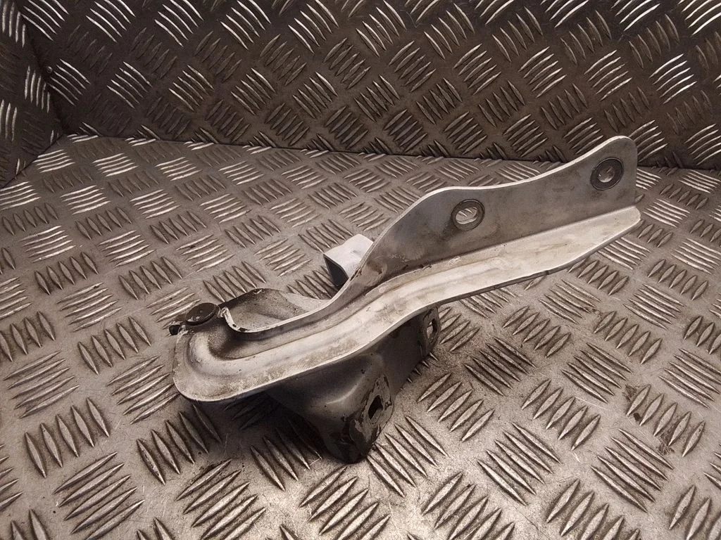 Engine bonnet/hood hinges – Nissan Qashqai (2014-2016)