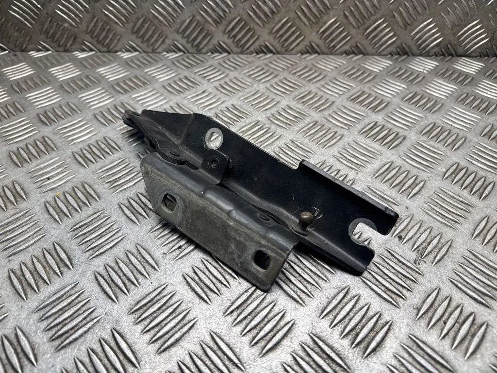 Engine bonnet/hood hinges – BMW 5 Series E60 E61 (2004-2010)