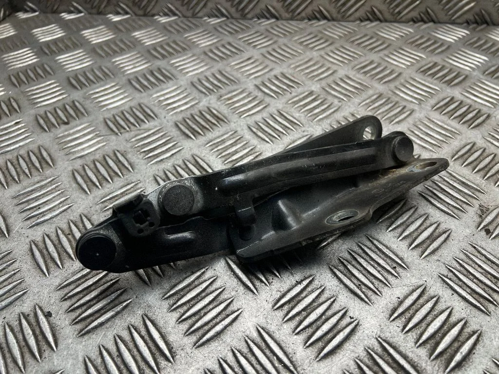Motora pārsega eņģe (-es) 7H0823301D