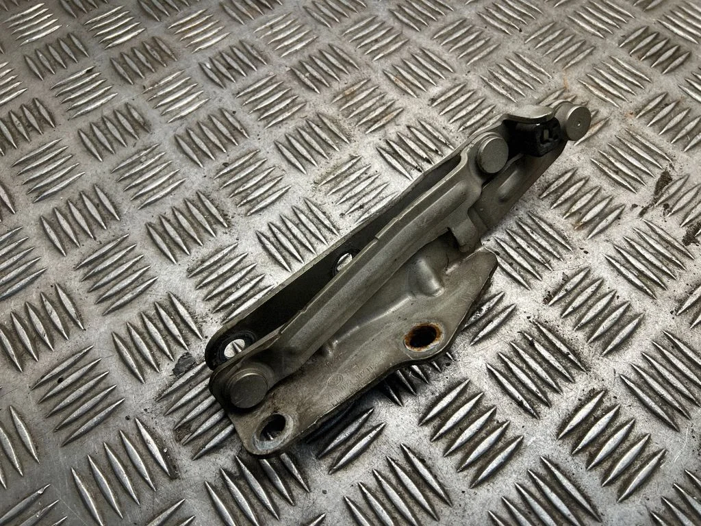 Motora pārsega eņģe (-es) 7H0823302D
