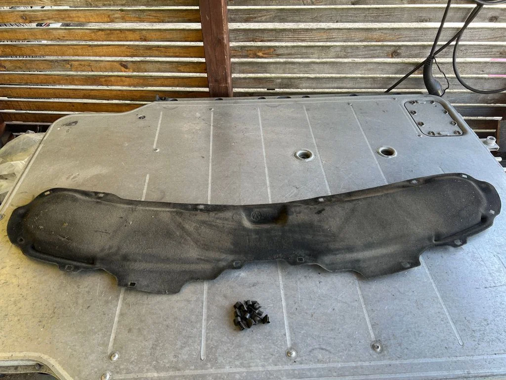 Engine bonnet/hood sound/heat insulation – Volkswagen Transporter - Caravelle T5 (2003-2015)