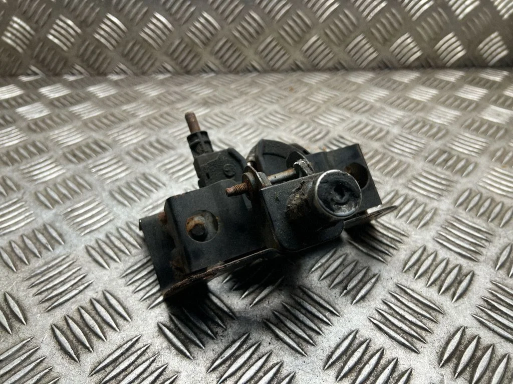 Motora pārsega slēdzene 8T1A16700AA