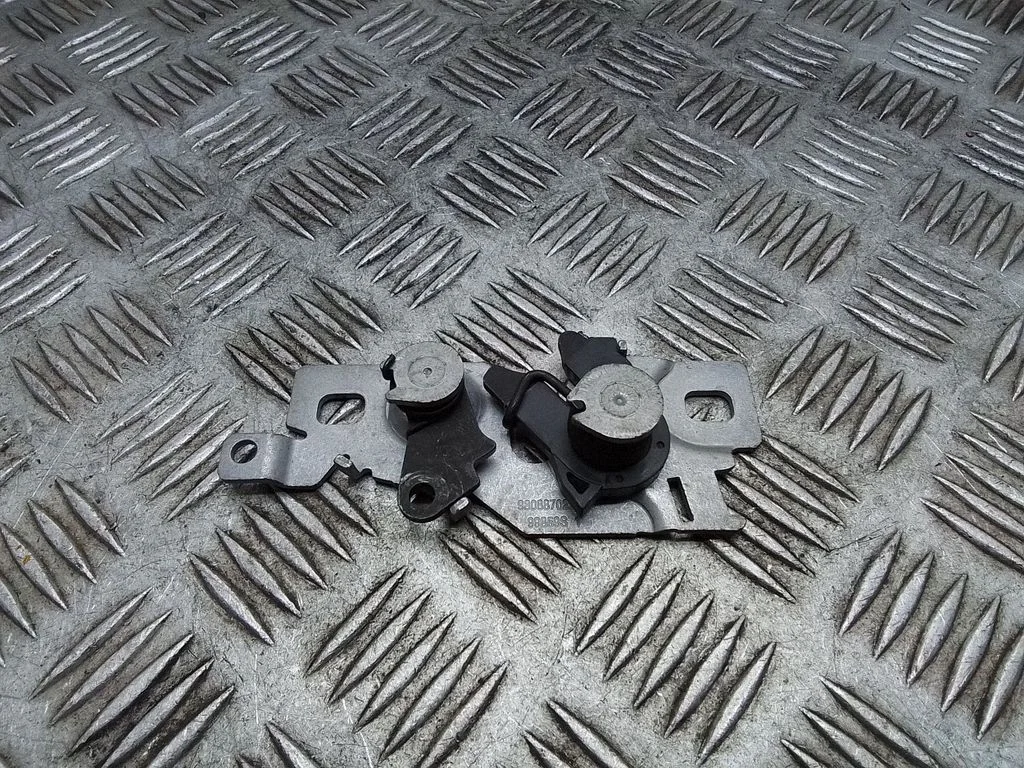 Motora pārsega slēdzene 9808870280