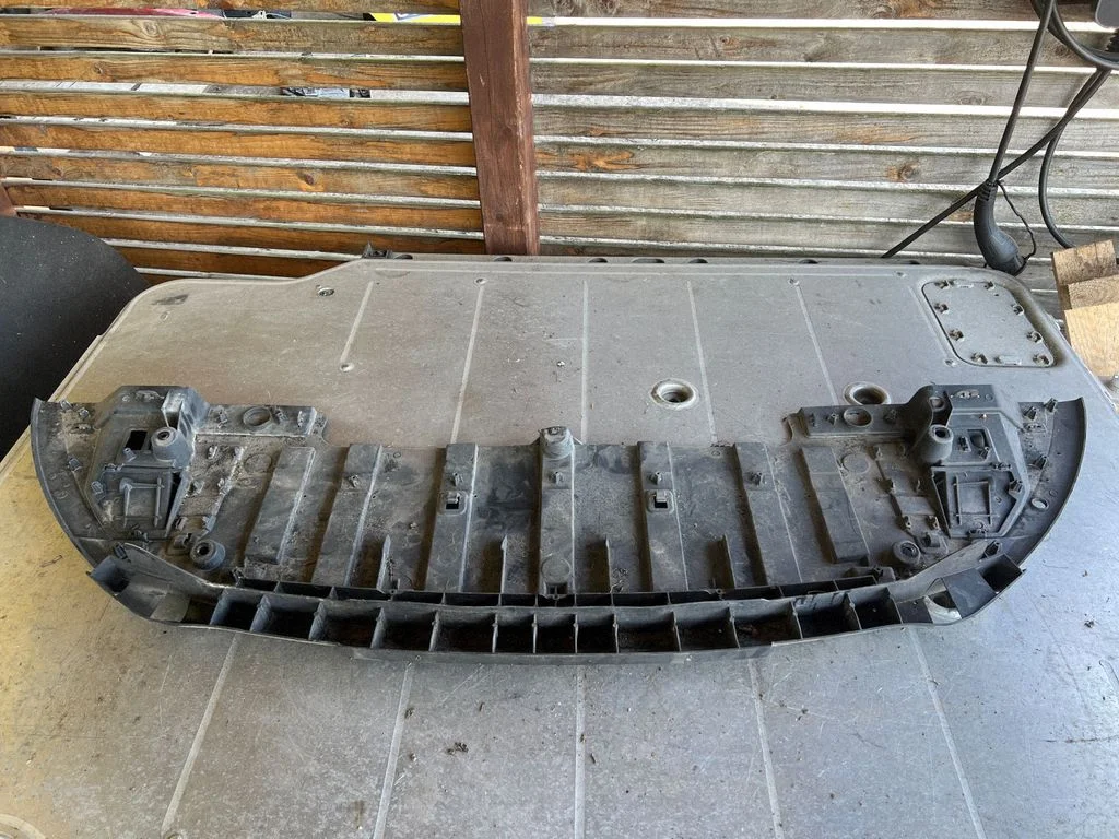 Esistange põhjakaitse 622353354R