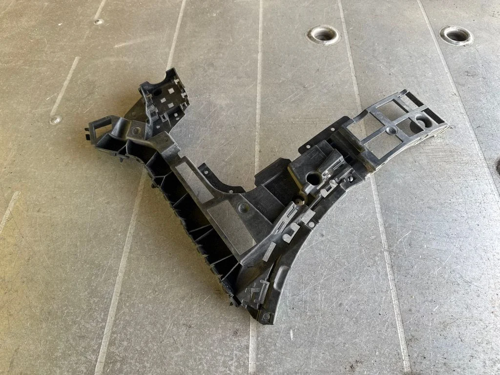Rear bumper mounting bracket – Volvo XC90 (2014-)