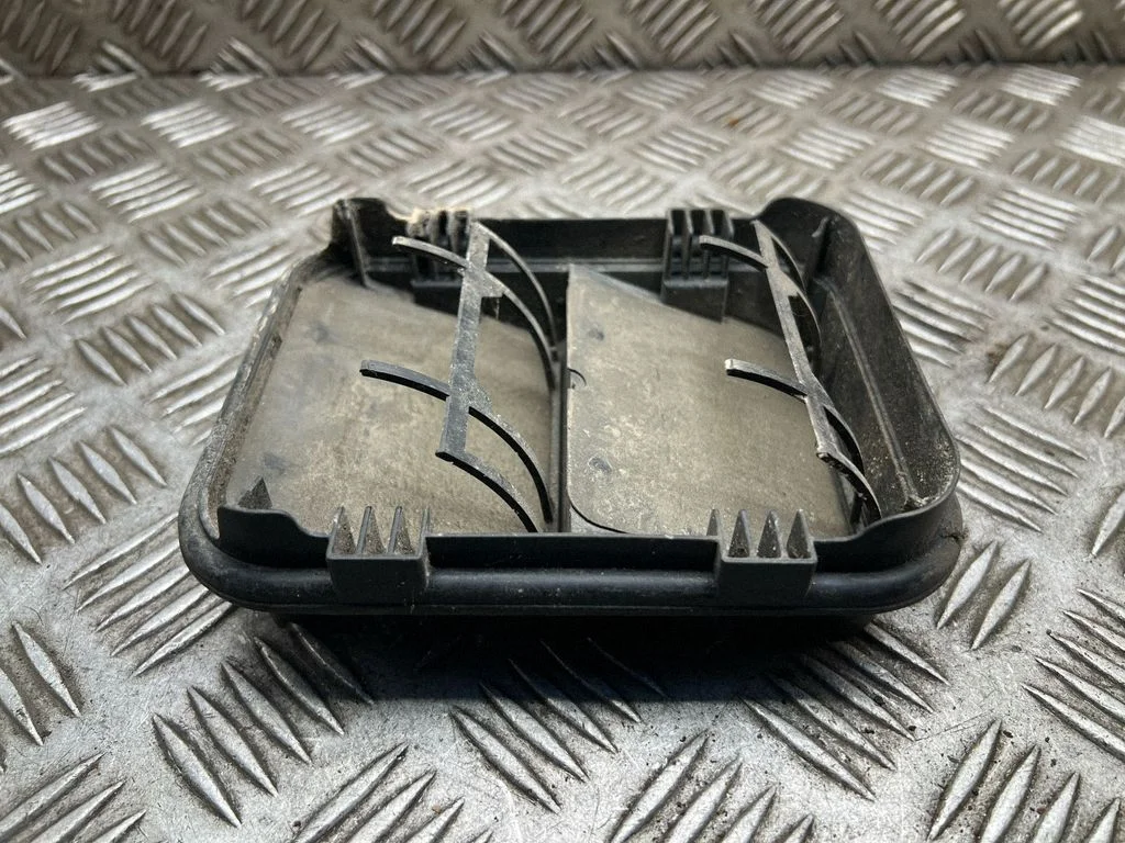 Ventilācijas režģis – Opel Vivaro (2001-2014)