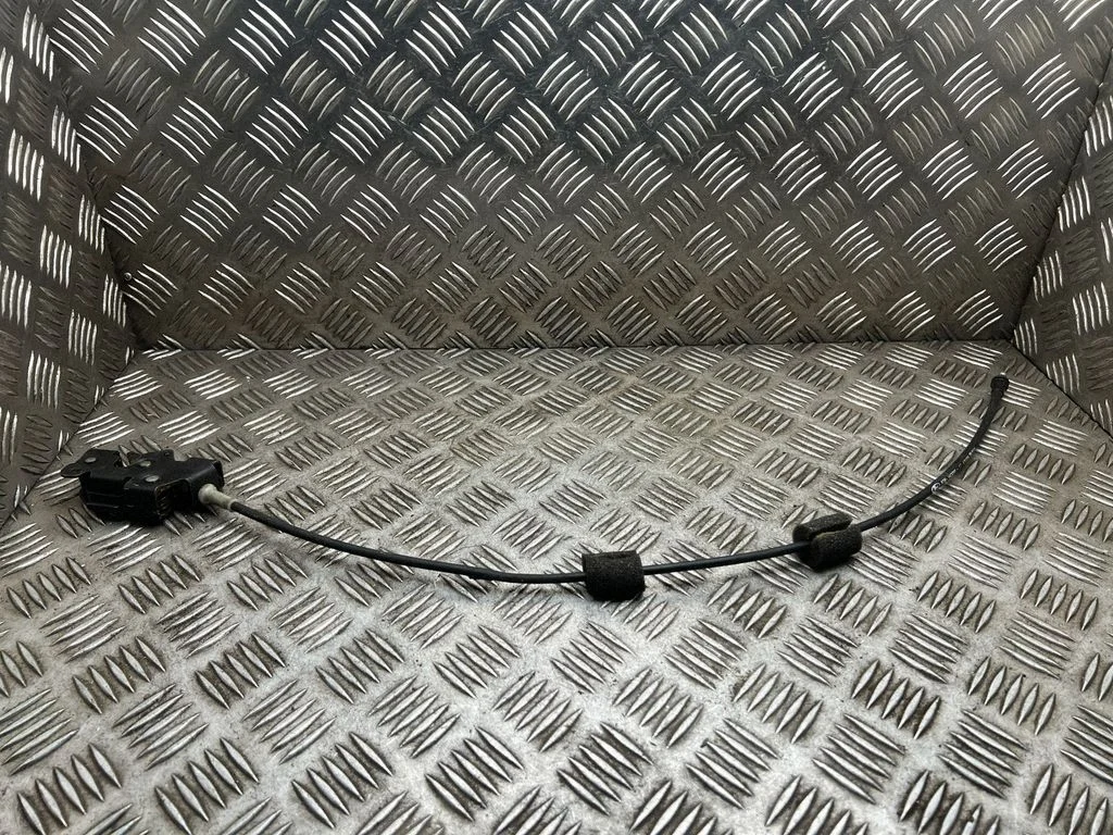 Aizmugurējā vāka slēdzene V43286