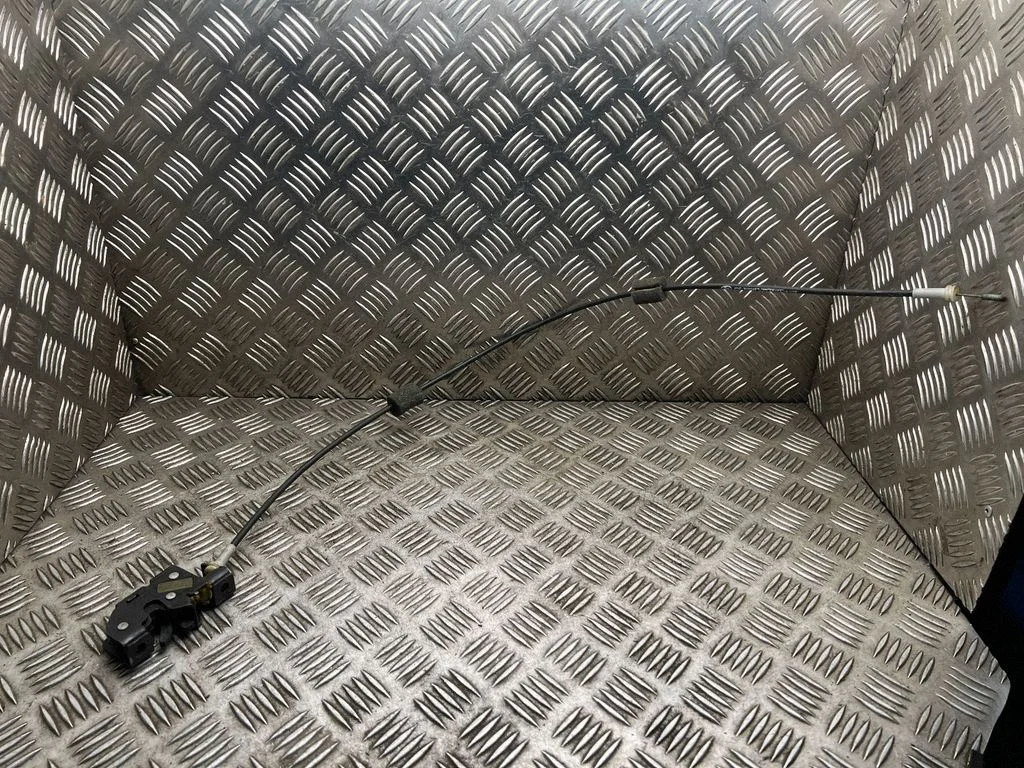 Aizmugurējā vāka slēdzene V43287